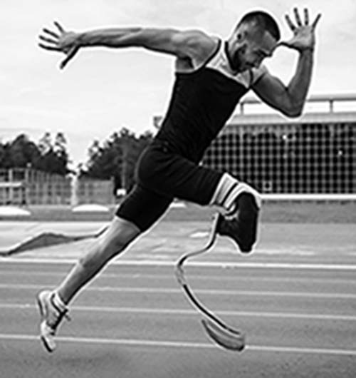 Homem praticando o atletismo adaptado para paraolímpiadas